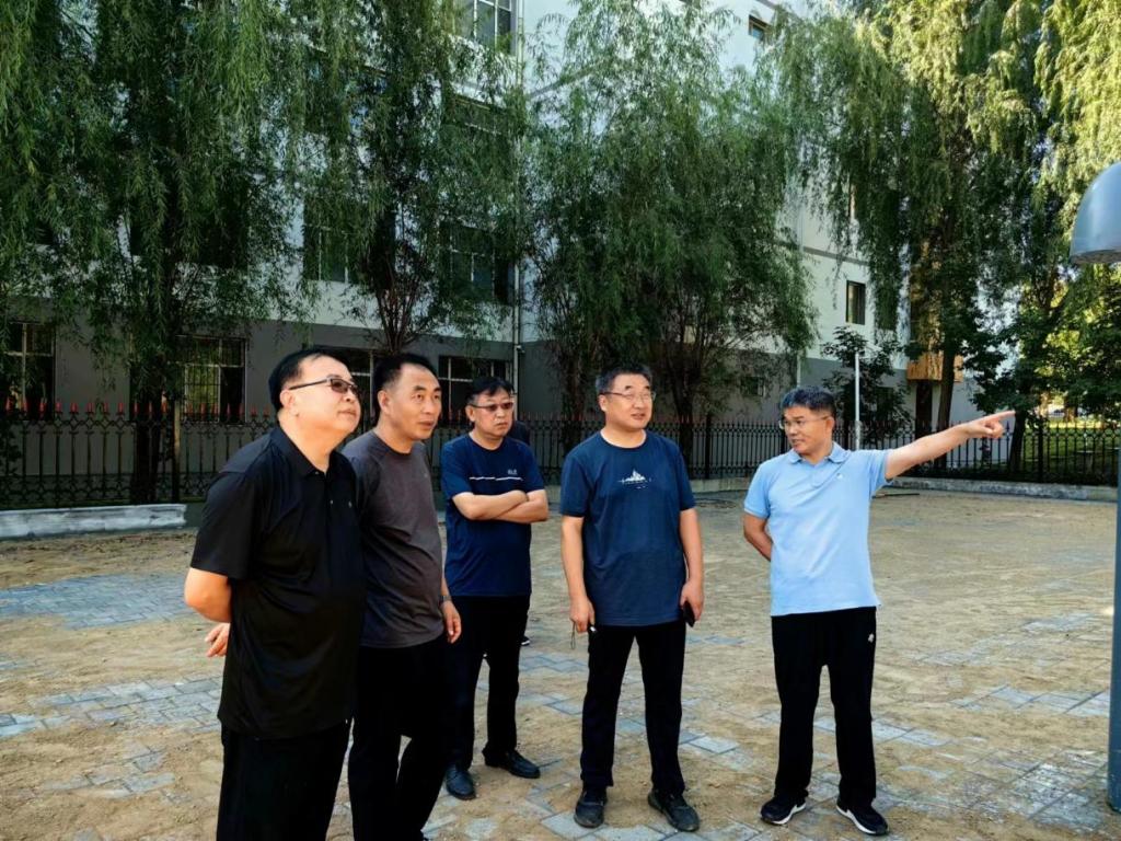 学校组织召开校内施工项目现场调度会